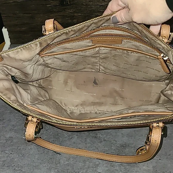 Michael Kors Saffiano leather large shoulder bag - Picture 6 of 6